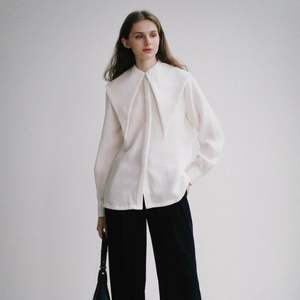 Blusa de lino Serena al mejor precio para mujer, nueva tendencia, estilo informal, servicios ODM simples, decoración con logotipo de invierno y verano hecho en Vietnam - Product Image 2