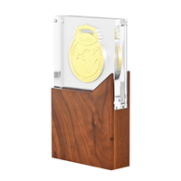 Plaque de trophée personnalisée en acrylique transparent avec base en bois et médaillon en or intégré pour cadeaux d'entreprise