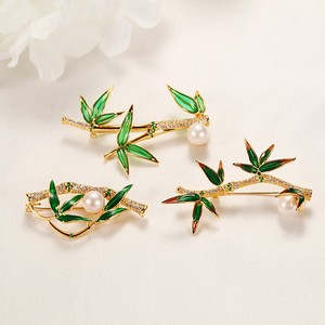 Broches de mode en bambou vert exquis en gros pour femmes, accessoires de poitrine en perles d'eau douce pour tenues festives - Product Image 1