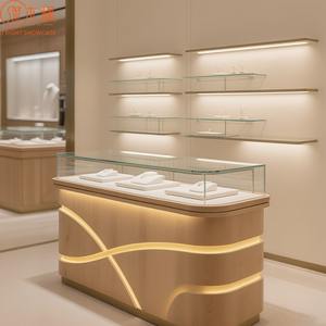 Özelleştirilebilir meşe ahşap takı teşhir vitrini | Marka mücevher mağazaları için dalga LED aydınlatma ve temperli cam vitrin - Product Image 4