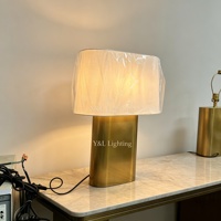 Lampe de table pilier E26 en laiton massif patiné, abat-jour en lin texturé doux et flexible, LED, pour hôtellerie et console d'appoint