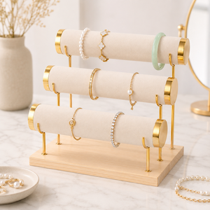 Expositor de Joyería de Dos Niveles con Rollo de Terciopelo Negro y Marco de Metal Dorado sobre Base de Madera para Pulseras y Collares - Product Image 2
