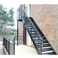 Escalier extérieur en acier avec marches métalliques et garde-corps en poteaux