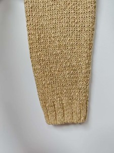 Suéter minimalista hecho a mano de cuello redondo beige en tejido de textura suave logotipo frontal de estilo informal para una comodidad diaria sin esfuerzo - Product Image 5