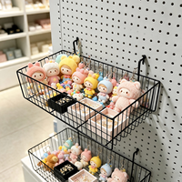 Corbeille de rangement métallique multi-usages à suspendre, compatible avec panneaux perforés, panneaux à lattes et panneaux grillagés pour l'affichage en magasin et l'organisation de garage