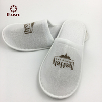 Pantoufles blanches jetables de tissu de sieste pour l'hôtel