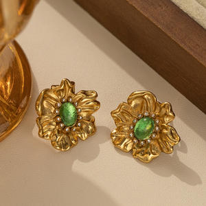 Pendiente de tuerca de flor de oro de 18 quilates de acero inoxidable 2025 diseño Popular pendientes de tachuelas de ópalo verde claro joyería elegante para mujer a prueba de agua - Product Image 1