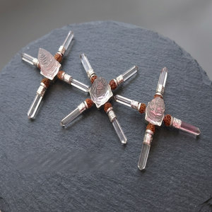 Générateur de Reiki Sri Yantra en cristal naturel fait main avec pointe de quartz et perles Rudraksha - Product Image 1