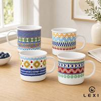 Ensemble de tasses en céramique géométriques à bandes horizontales, quatre motifs différents : soleil éclatant, zigzag, chevron, damier, blanc, cadeaux d'affaires