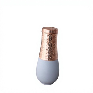 Botella de Agua de Cobre Martillado con Revestimiento Azul, Ecológica, de Metal, con Diseños Personalizables, Botella de Cobre Duradera de Alta Calidad - Product Image 1