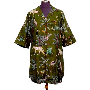 Chemisier en coton élégant pour femme, style bohème, imprimé jungle fait main, robe décontractée bohème avec taille naturelle et détails boutonnés - Product Image 1