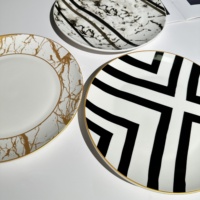 Assiettes de luxe en céramique noire et or, motif ciel étoilé marbré géométrique, assiettes de présentation en porcelaine pour la décoration de table de fête