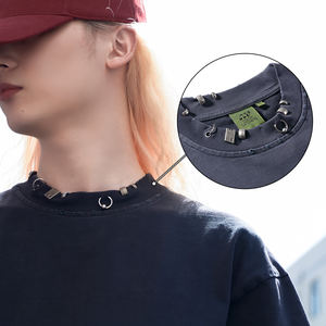 <span class=keywords><strong>T</strong></span>-<span class=keywords><strong>Shirt</strong></span> da uomo Oversize con scollo di lusso con decorazione in metallo - Product Image 2