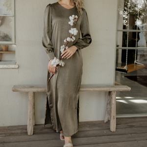 Vestido de satén de talla grande para mujer con manga larga abullonada, cuello redondo, plisado y abertura, ideal para oficina o eventos de noche. - Product Image 1