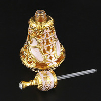 Bouteilles de parfum en verre de style Dubaï du Moyen-Orient, décorées de manière exquise, bouteilles vides pour huiles essentielles arabes et parfums.