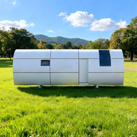 Maison préfabriquée en forme de capsule spatiale circulaire, nouvelle conception 2026, avec canapé et électroménager, personnalisable