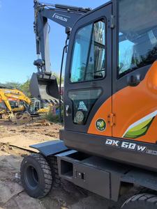 Excavatrice sur pneus Doosan DX60W d'occasion, 6 tonnes, petite machine, bon état. - Product Image 5