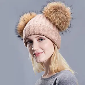 उच्च गुणवत्ता वाली महिलाओं की ऐक्रेलिक पोम पोम बुना हुआ ऊनी टोपी प्यारी शीतकालीन बेनी फर पोम डिजाइनर लोगो दैनिक जीवन आलीशान शैली के साथ