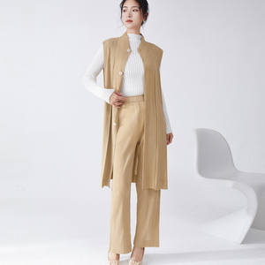 Elegante Conjunto de Dos Piezas para Mujer Estilo Miyake Plisado de Alta Gama, Chaleco Chaqueta de Media Longitud y Pantalones Rectos para Ocio o Trabajo - Product Image 3