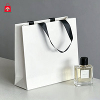 Sac en papier kraft de luxe en gros avec poignée, logo personnalisé, couleur blanche, pour vêtements, chaussures, emballage cadeau haut de gamme