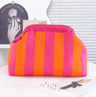 Sacs à main en crochet portables avec logo personnalisé, sacs à main colorés rayés pour femmes, pochettes à main tricotées pour femmes, sacs cosmétiques pour soins de la peau