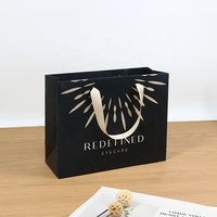Sac cadeau en papier de luxe de haute qualité avec poignée épaisse, sac de shopping artisanal avec des designs personnalisés