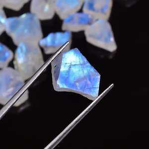 Piedra lunar arcoíris natural Gemkora, 50 quilates, cristales azules irregulares en bruto para la fabricación de joyas - Product Image 5