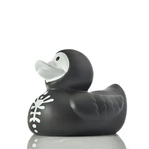 Изготовленная на заказ Oem Odm услуга рекламная маленькая резиновая утка игрушка для ванны белая черная резиновая утка для Хэллоуина игрушка для ванны