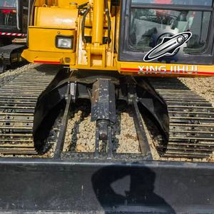 Excavatrice Komatsu 70-8 d'occasion, marque japonaise d'origine, 7 tonnes, petite taille, sur chenilles en caoutchouc. - Product Image 6