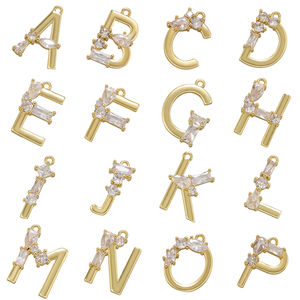 Dijes de letras chapados en oro con cristales de imitación de la A a la P para la creación de joyas, estilo clásico unisex. - Product Image 1