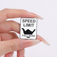 En stock, vente en gros : Pin's en émail métallique personnalisé, motif main Shaka et signal routier de limitation de vitesse, pour vêtements