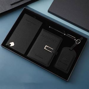 Ensemble Cadeau de Voyage de Luxe Personnalisé en Cuir pour Entreprises : Porte-Passeport, Étiquette de Bagage, Carnet de Voyage, Stylo et Coffret Cadeau - Product Image 4