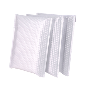 En stock enveloppes à bulles en poly imprimées sur mesure et sacs d'expédition multi-taille 140g d'épaisseur pour petits et grands <span class=keywords><strong>colis</strong></span> cosmétiques - Product Image 1