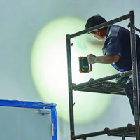 Projecteur à corps métallique lumineux avec batterie intégrée, inclinaison horizontale à 180°, portable pour les travaux de chantier
