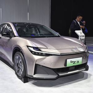 2024 Toyatas BZ3 Electric Elite PRO Sedan a la venta Left Steer EV Car con cámara trasera Asientos de tela Euro VI Estándar de emisión - Product Image 1