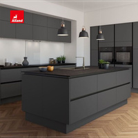 Armoires de cuisine Alland écologiques et modernes en contreplaqué stratifié, panneaux noirs sans poignées, avec îlot en marbre blanc
