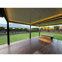 Pergola rétractable électrique en aluminium classique, imperméable et résistante au vent, avec toit à lames orientables pour jardin et cour.