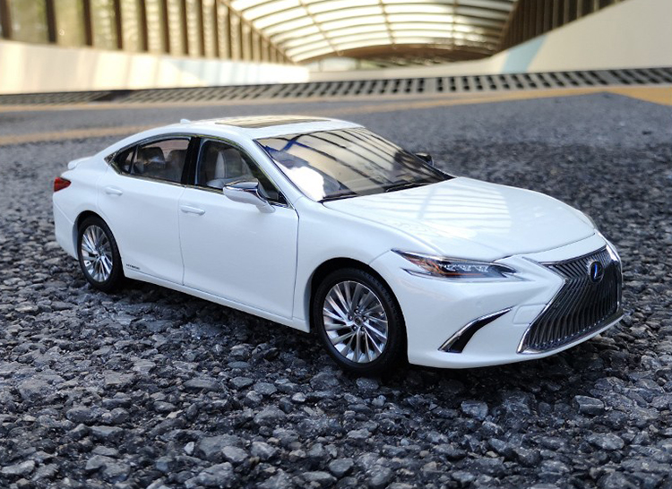 Lexus ES300H 2019 Diecast Model Car Toy - 1:18 Scale, Eco-Friendly