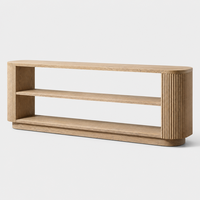 Table basse console en bois massif robuste avec surfaces à rainures verticales, coins arrondis et bordures courbes pour la décoration du salon de villa