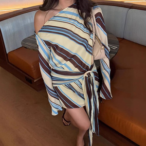 Robe courte à rayures asymétrique à une épaule avec ceinture à nouer pour femme – Tenue décontractée respirante au design tendance - Product Image 1