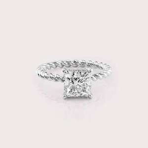 Bague solitaire en diamant de laboratoire taille princesse avec bande torsadée en or blanc/rose/jaune 18 carats - Product Image 1