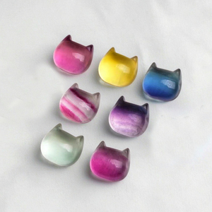 Tay Chạm Khắc Thân Thiện Với Môi Cầu Vồng Tự Nhiên fluorite Pha Lê Hello Kitty Mèo Mini Con Số Đầu Với Biểu Tượng Tùy Chỉnh Cho Mặt Dây Chuyền - Product Image 1