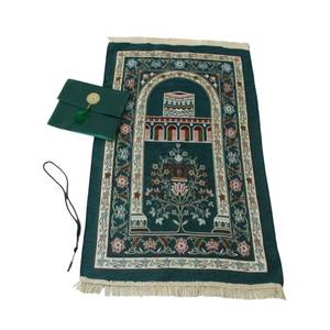 Set de Regalo Islámico: Alfombra de Oración Floral Lavable de Chenilla con Diseño de Kaaba, Cuentas Tasbih + Bolso de Imitación de Seda - Product Image 1