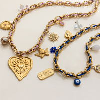 Collier J&D Wanderlust avec pendentif caméra et globe en émail, soleil et lune célestes, en acier inoxydable, cordon tressé doré, cadeau bijou