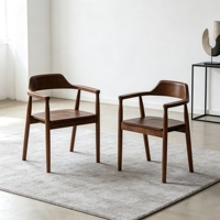 Fauteuil en bois de caoutchouc massif de style Mid-Century avec dossier monobloc, accoudoirs courbés et pieds coniques - Fournisseur de mobilier contractuel