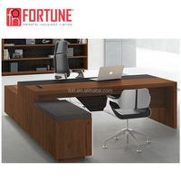 Aménagement de bureau de comptabilité, table de luxe, usage spécifique au bureau et table classique
