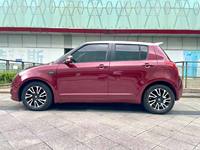 Suzuki Swift d'occasion 1.5L 4AT essence, berline compacte, conduite à gauche, design ludique, intérieur propre, bien entretenue