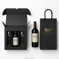 Boîte cadeau pour vin en carton ondulé noir mat avec grande fenêtre transparente en PVC et insert en mousse EVA à trois compartiments pour l'emballage d'un ensemble de bouteilles et de verres à vin