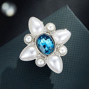 Flower Shape Pearl Blue Crystal Magnetic Brooch Women's Party Corsage Zinc Alloy Bezel Setting - Product Image 1