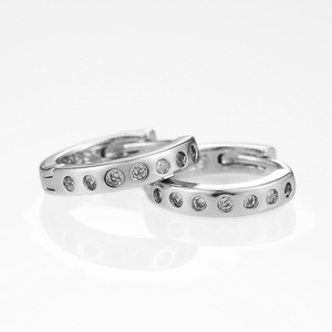 Orecchini a Cerchio Minimalisti con Connettore, Gioielli Semplici e alla Moda con Accenti Scintillanti - Product Image 2